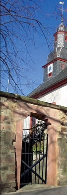 Ein Bild der Georgskirche mit offener Türe